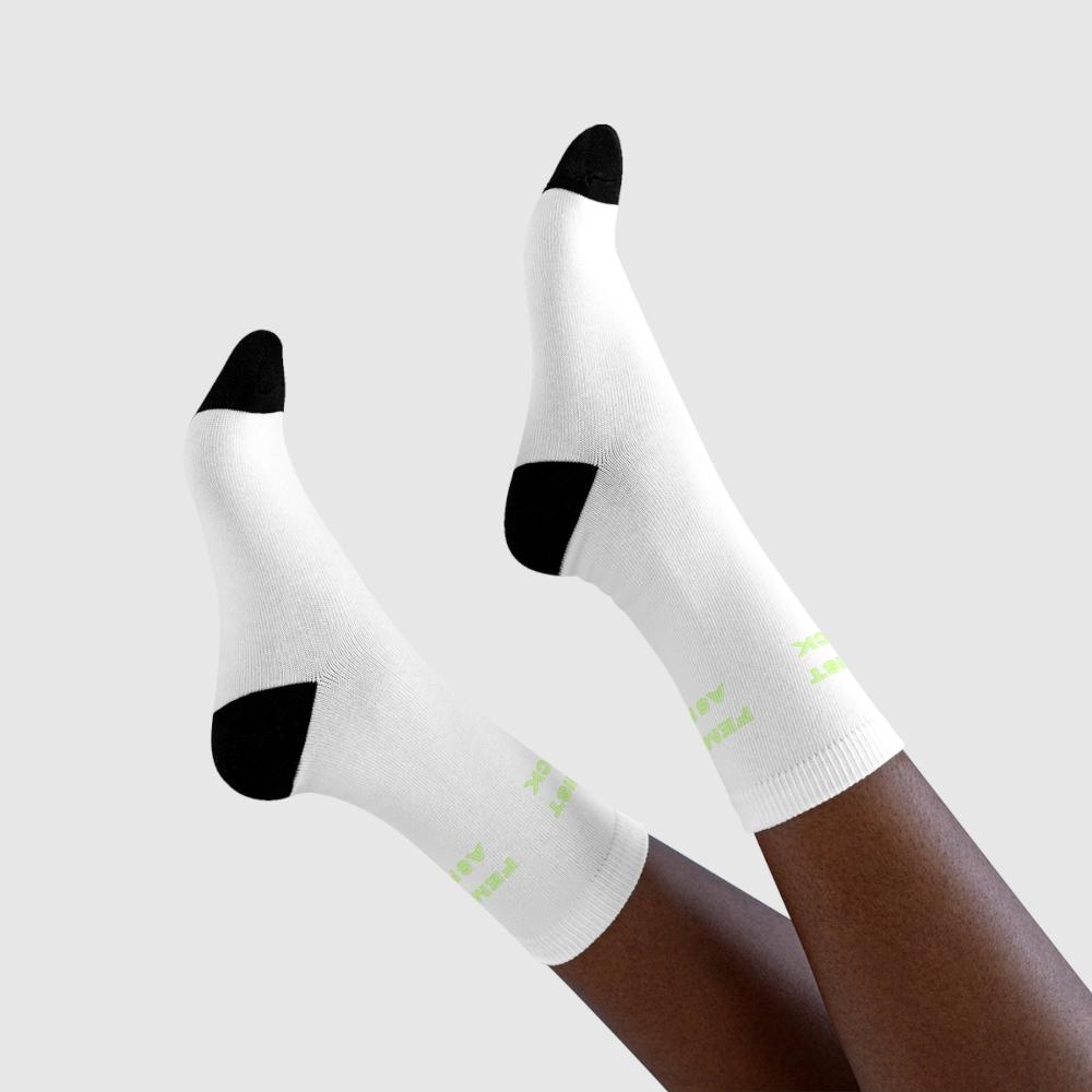 Model trägt ''FEMINIST AS FUCK'' Sublimation Crew Socks