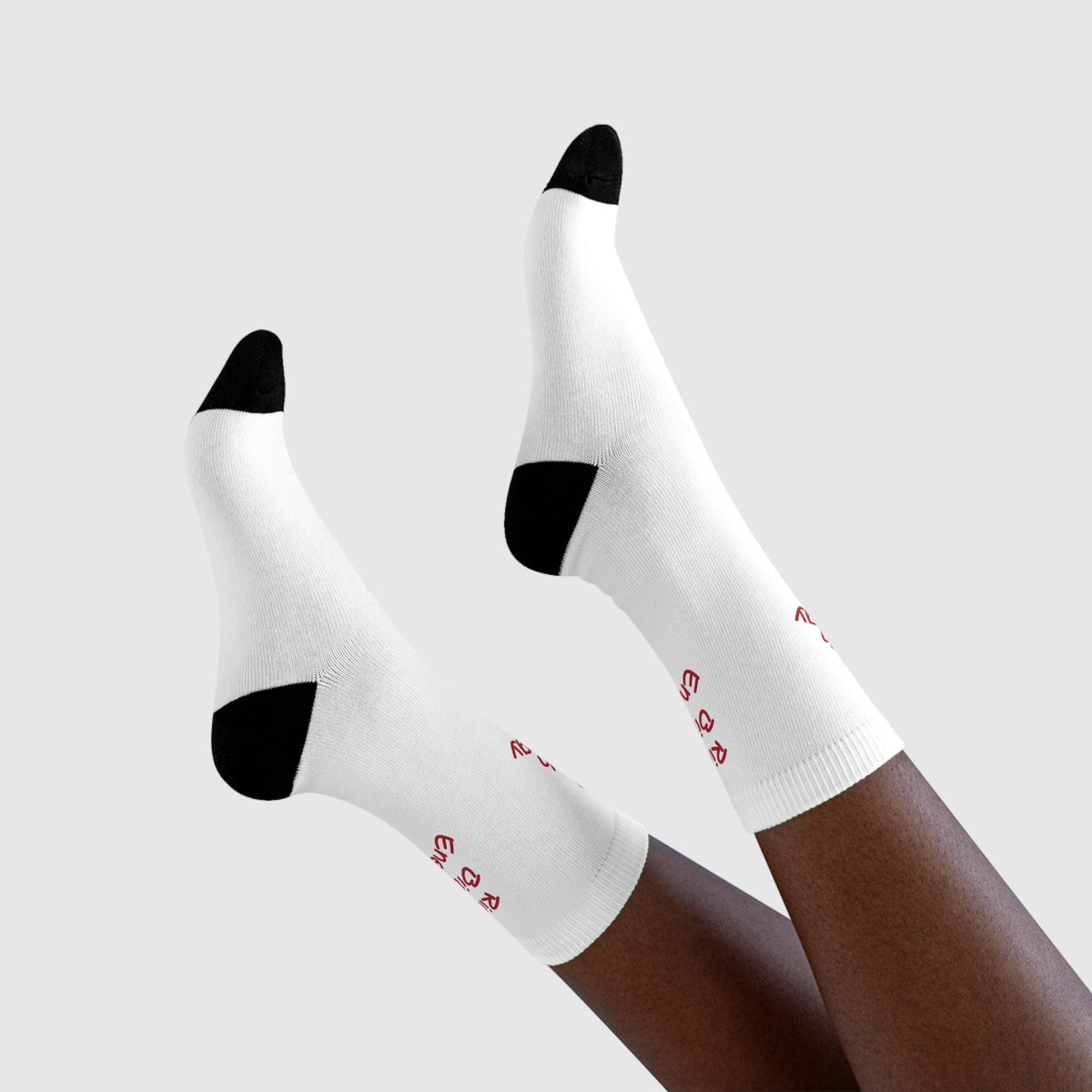 Model trägt ''RICH BITCH ENERGY'' Sublimation Crew Socks